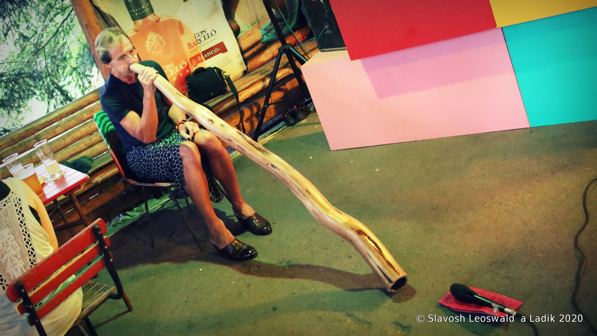 Radek Zacgariáš hraje na didgeridoo. Ich Liblin Dich 2020, Večerní Praha